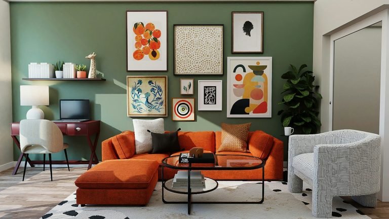 Sala con sofá naranja y cuadros decorativos