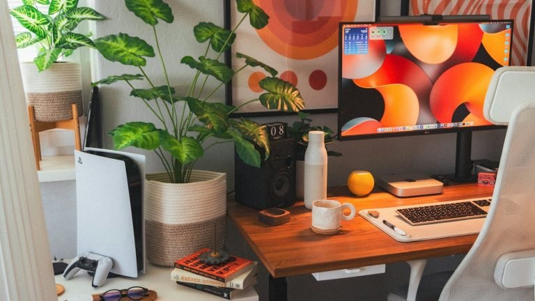 Escritorio con computadora, plantas y accesorios