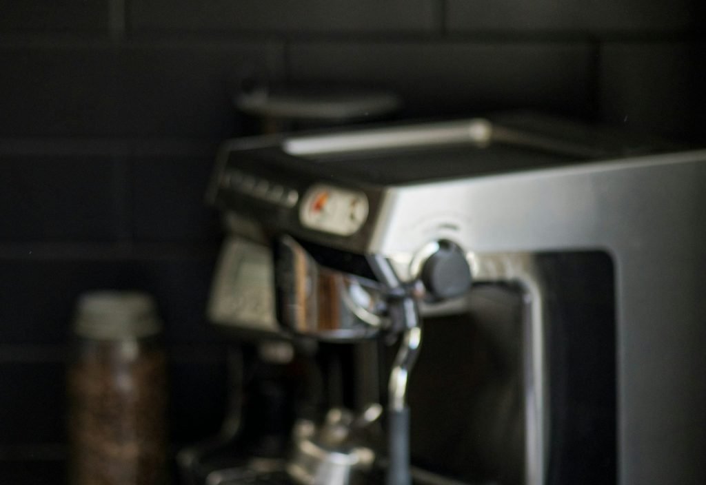 Cafetera de acero sobre una encimera oscura