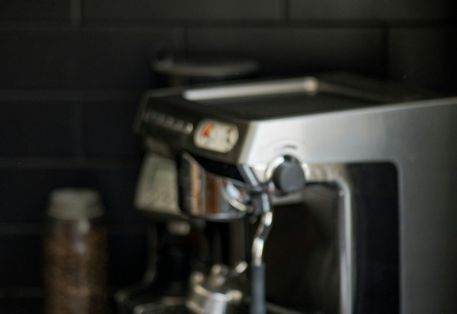 Cafetera de acero sobre una encimera oscura