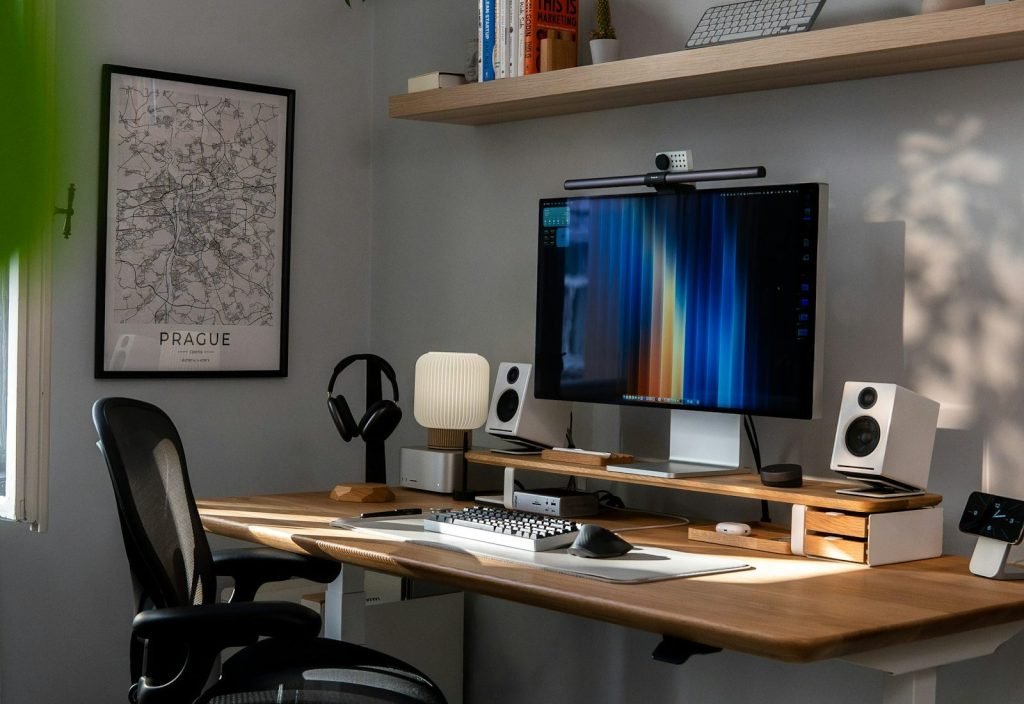 Escritorio de trabajo en casa con monitor y repisas